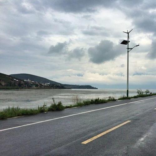 沿着沿海公路走。你绕过湖边公路了吗?