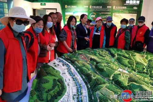 西宁福禄巷北社区开展重阳节登山活动,站在山顶观看变化。