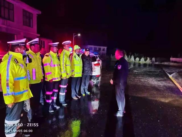 驴友徒步深山迷路,互帮互助,公安紧急救援
